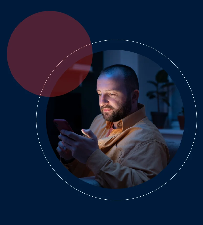 Homme au téléphone dans la pénombre, dans une composition de cercles