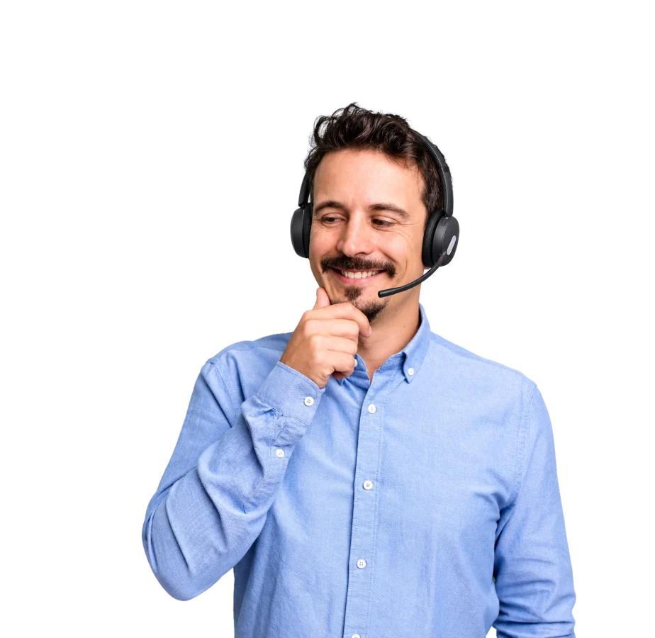 Téléphoniste souriant avec casque d’écoute