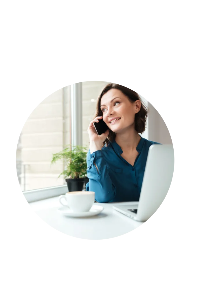 Femme souriante au téléphone, dans une composition de cercles