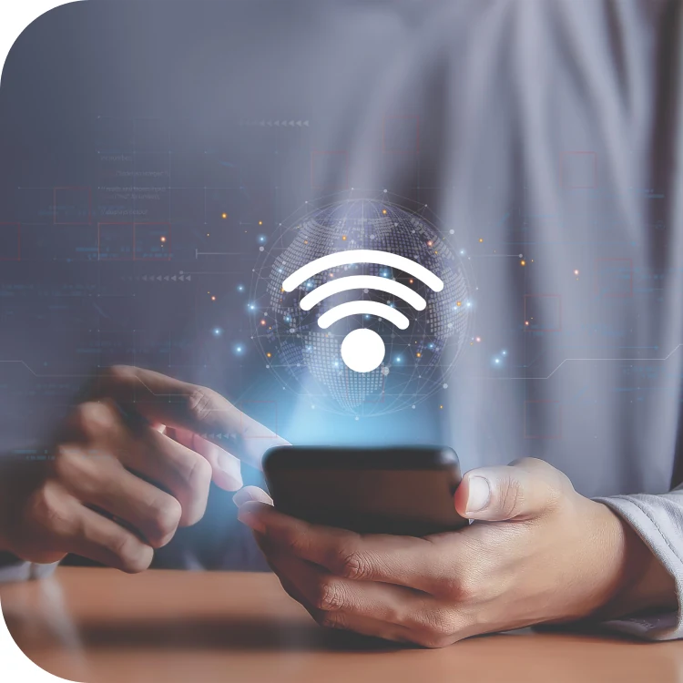 Personne tenant un téléphone intelligent d’où rayonne un symbole Wifi